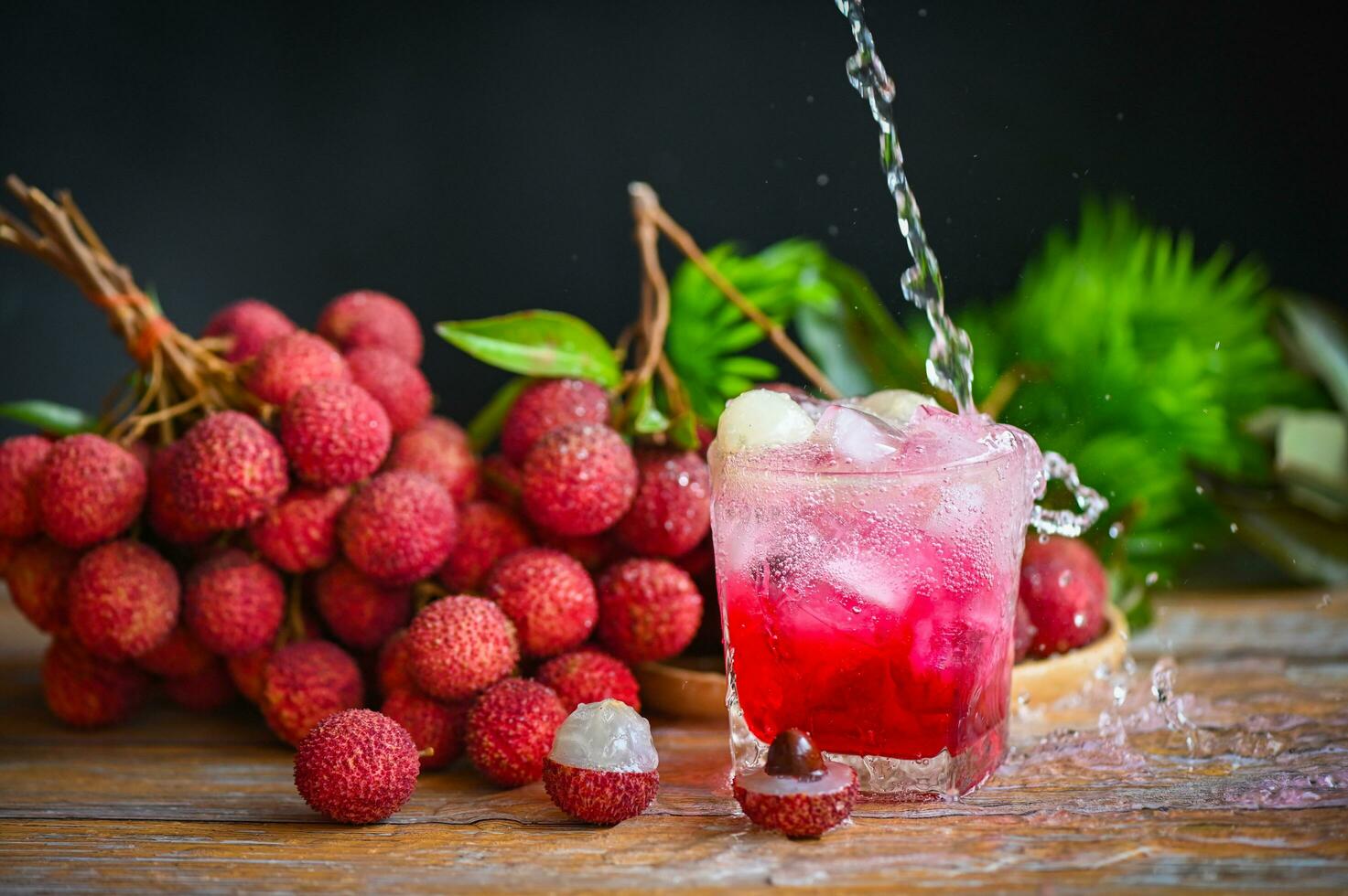 litchi su tavolo, fresco maturo lychee frutta tropicale frutta lychee succo bevanda con dolce bibita nel bicchiere - lychee frullato cibo e bevanda frutta succo foto