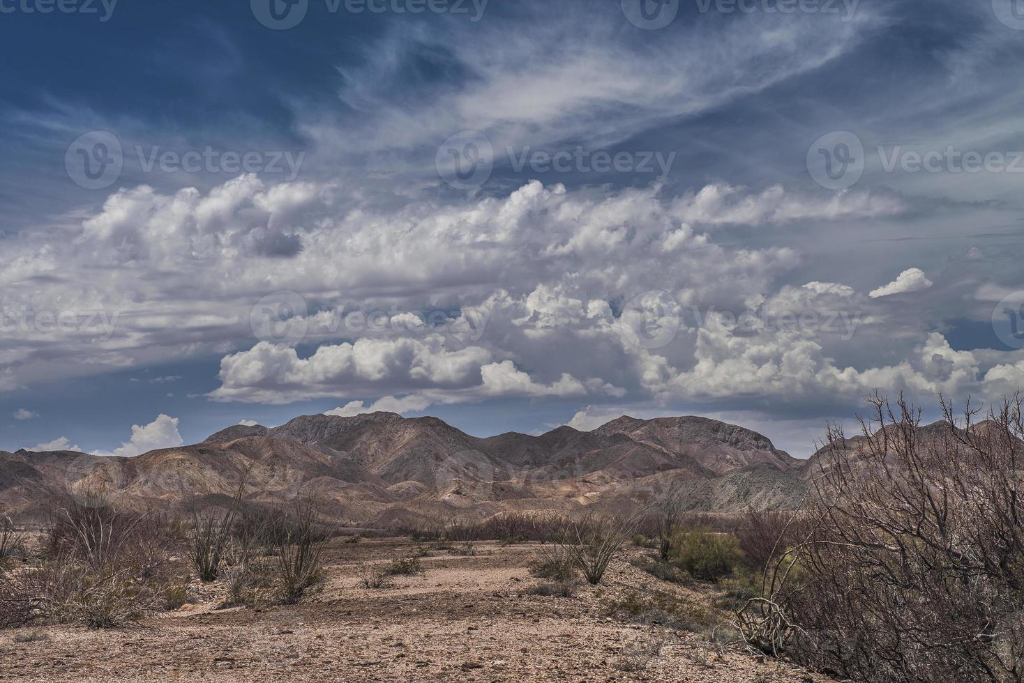 montagne sotto un cielo nuvoloso e blu nel deserto della Baja California sur Messico foto