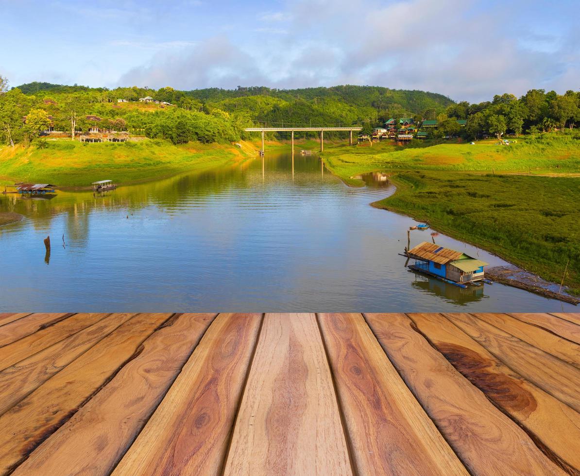 pavimenti in legno naturale e bellissimo paesaggio fluviale foto