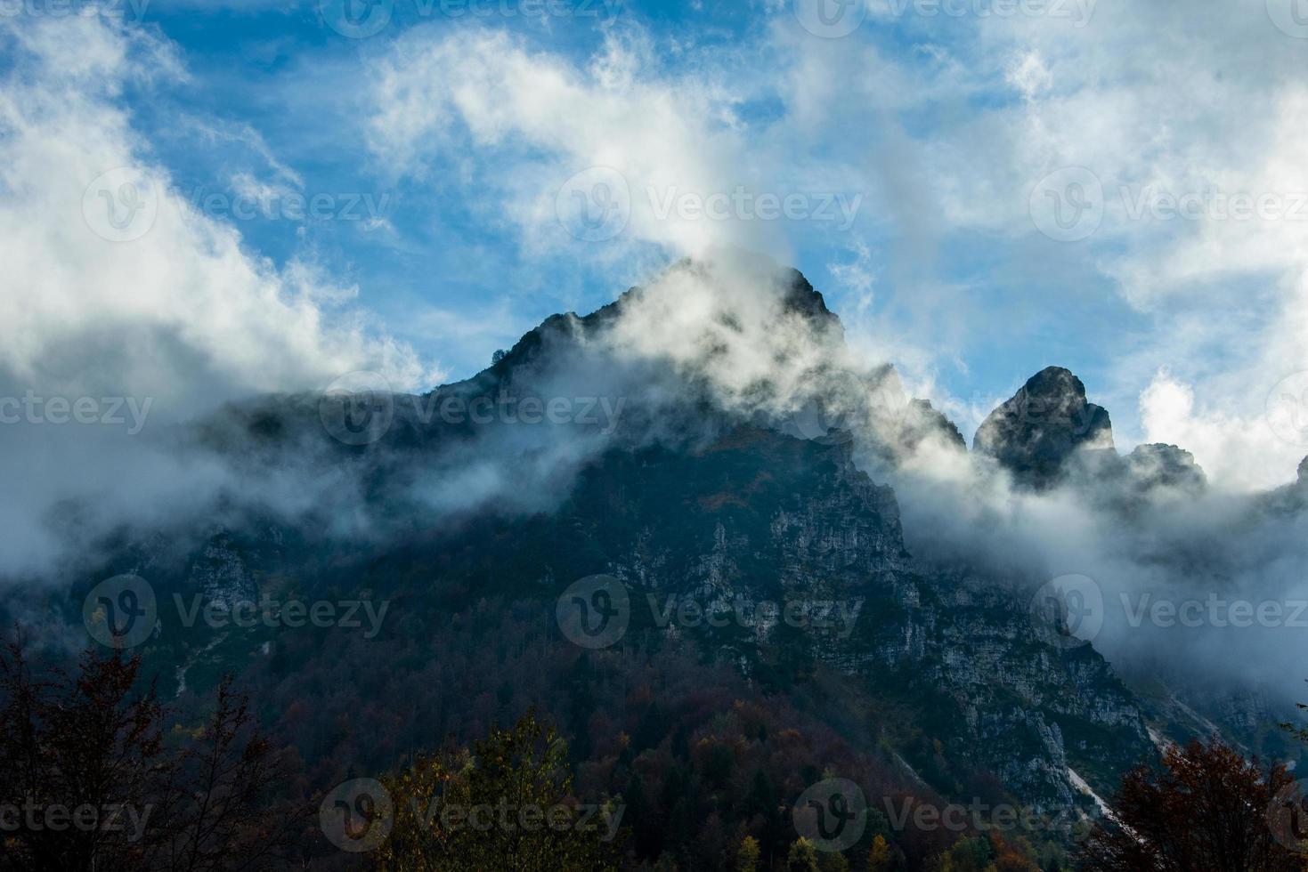 nuvole e montagne foto