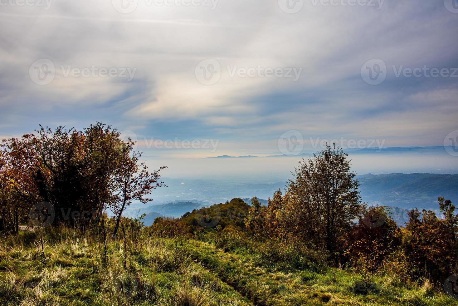 nebbia tra le colline in autunno tre foto