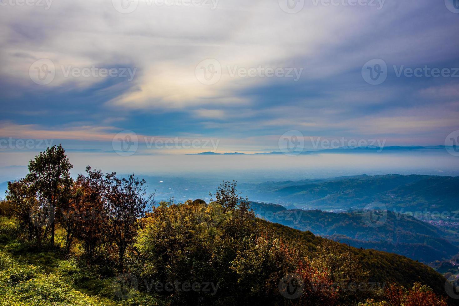 nebbia tra le colline in autunno uno foto