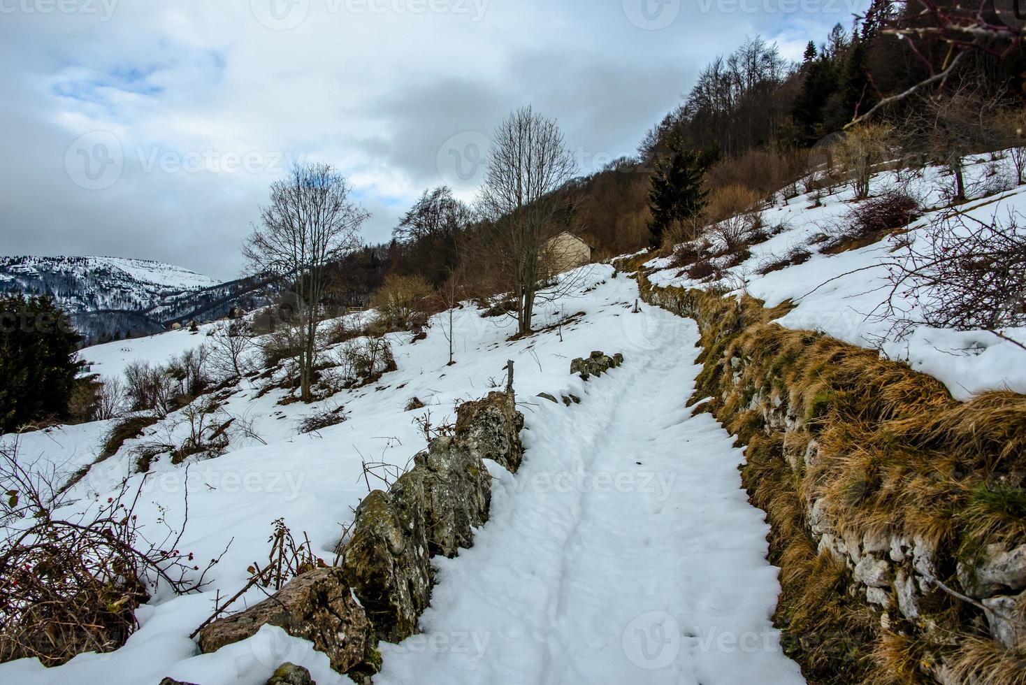 vecchio sentiero alpino con la neve foto