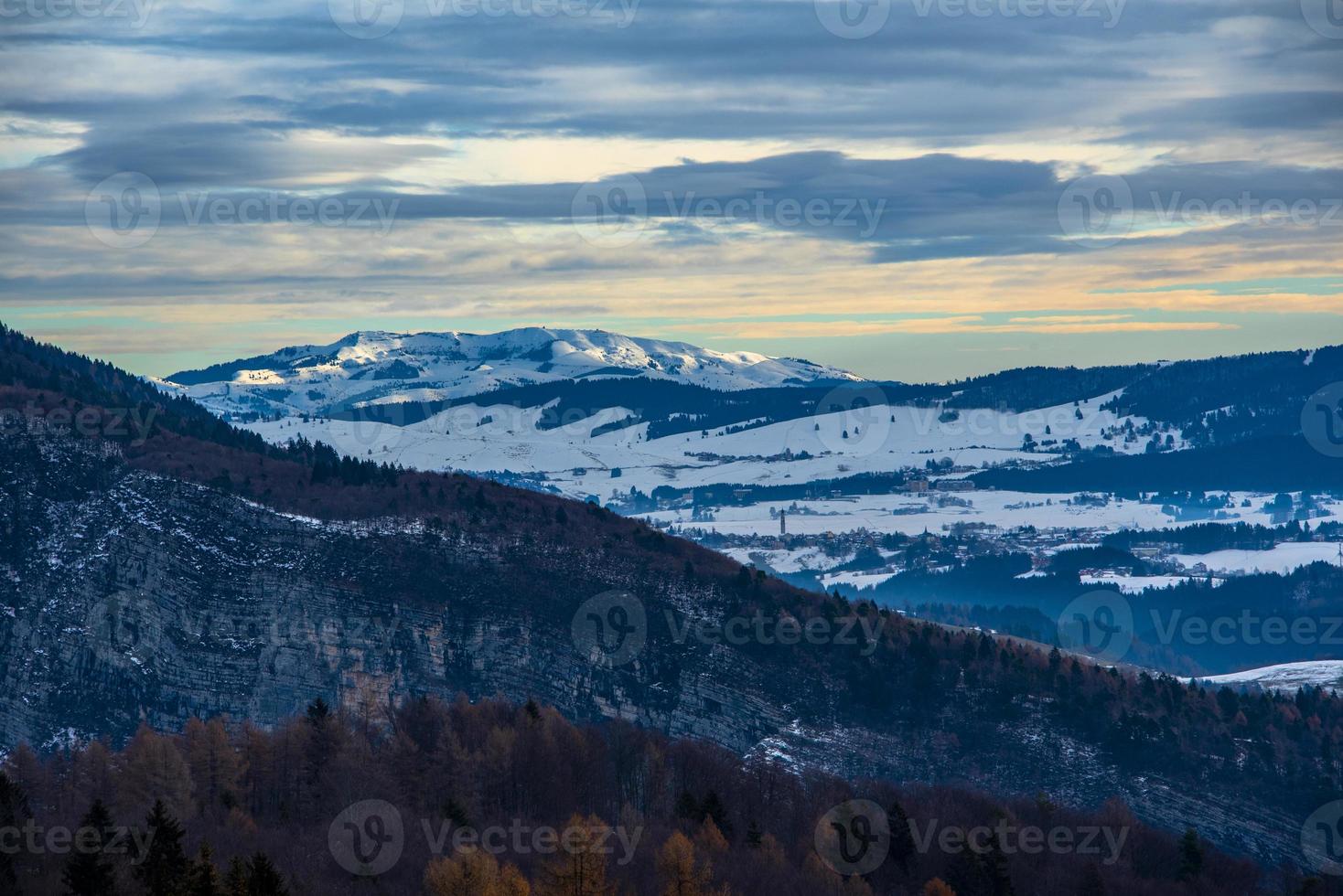 paesaggi autunnali innevati foto