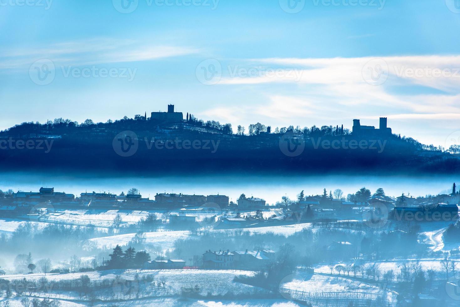 castelli nella neve e tre nella nebbia foto