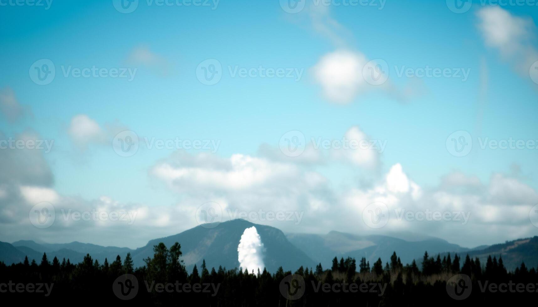 maestoso montagna gamma silhouette, blu cielo, tranquillo scena, natura bellezza generato di ai foto