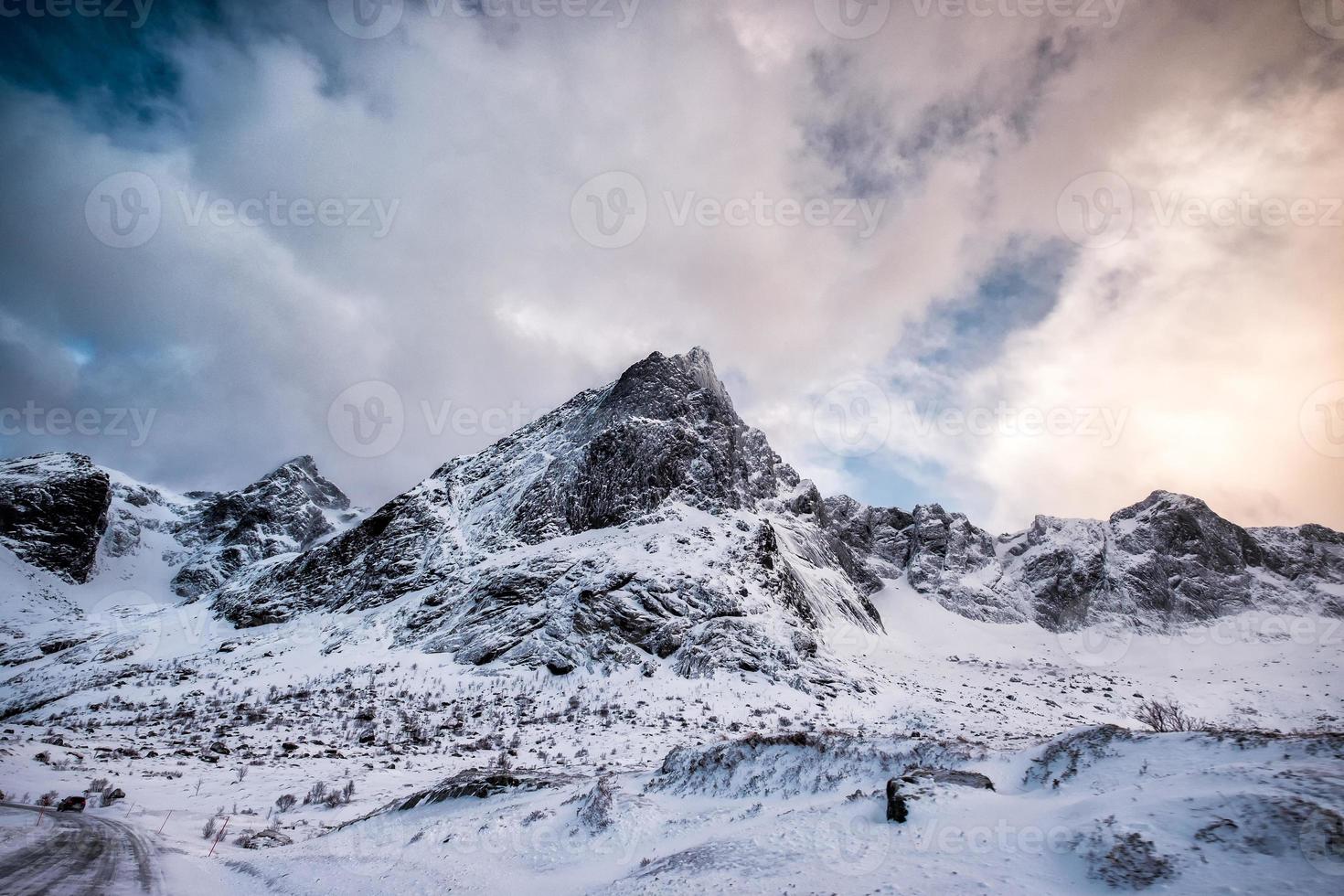 fantastica catena montuosa innevata con cielo nuvoloso foto