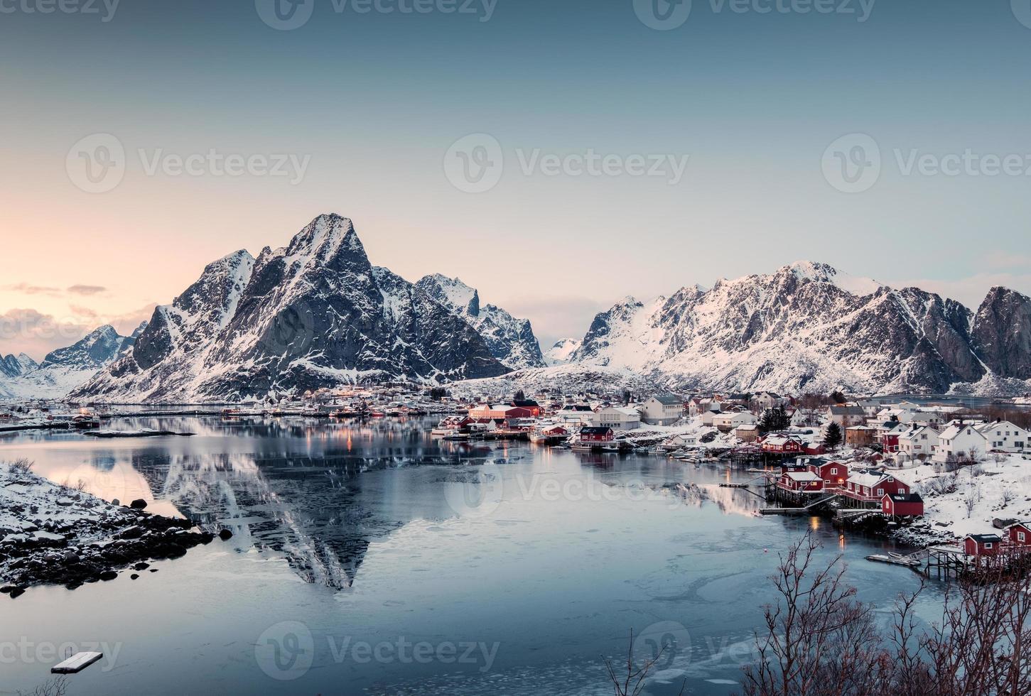 punto di vista del villaggio di pescatori nella valle in inverno foto