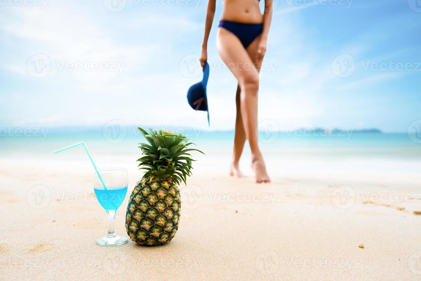 donna sexy in bikini blu che salta sulla spiaggia foto