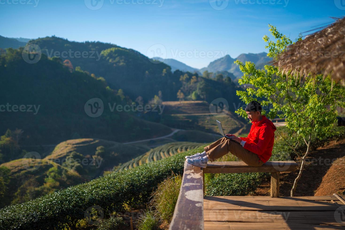 portatile paly viaggiatore in mattinata con vista sul paesaggio foto