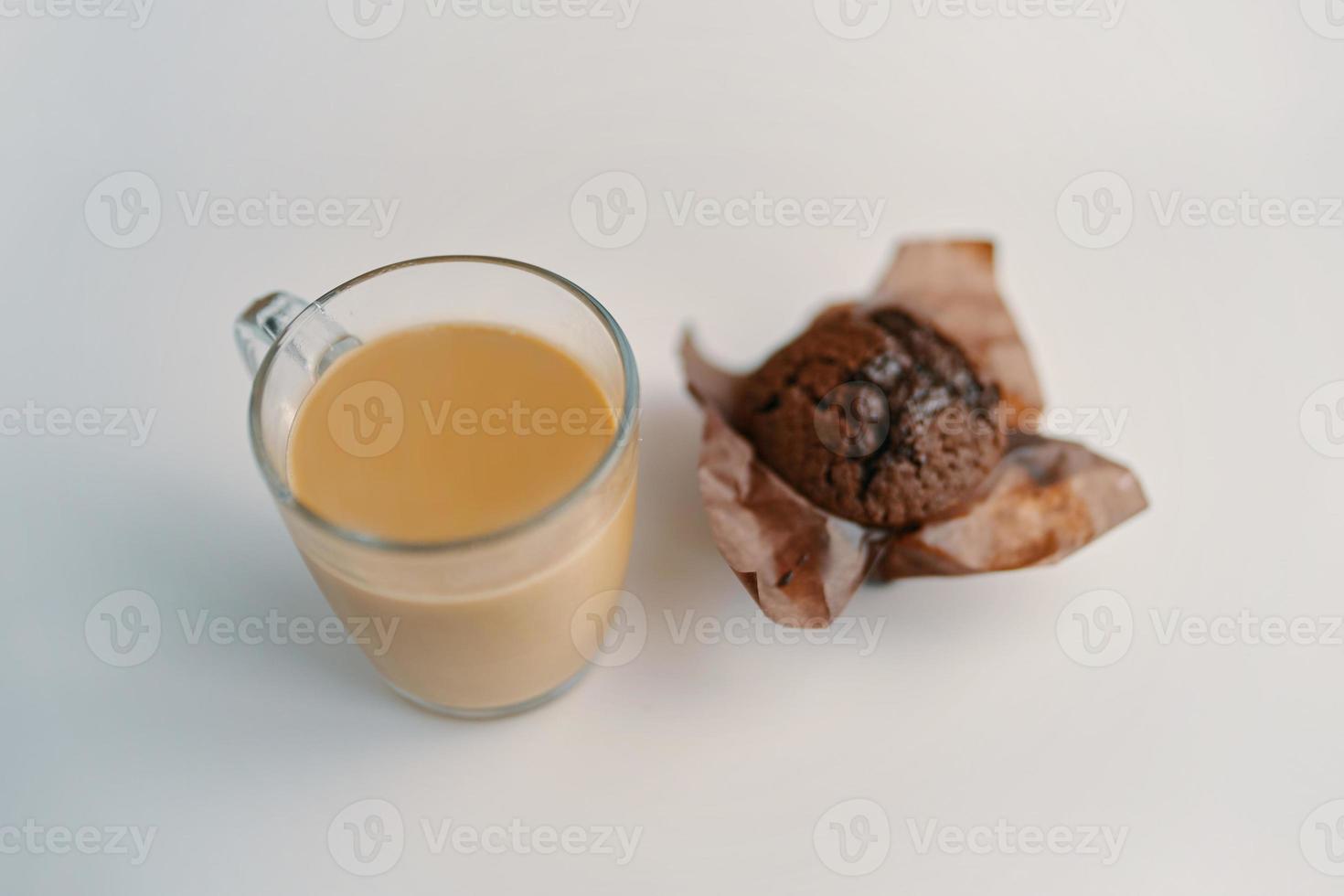 colazione del mattino sul tavolo bianco con caffè e muffin foto