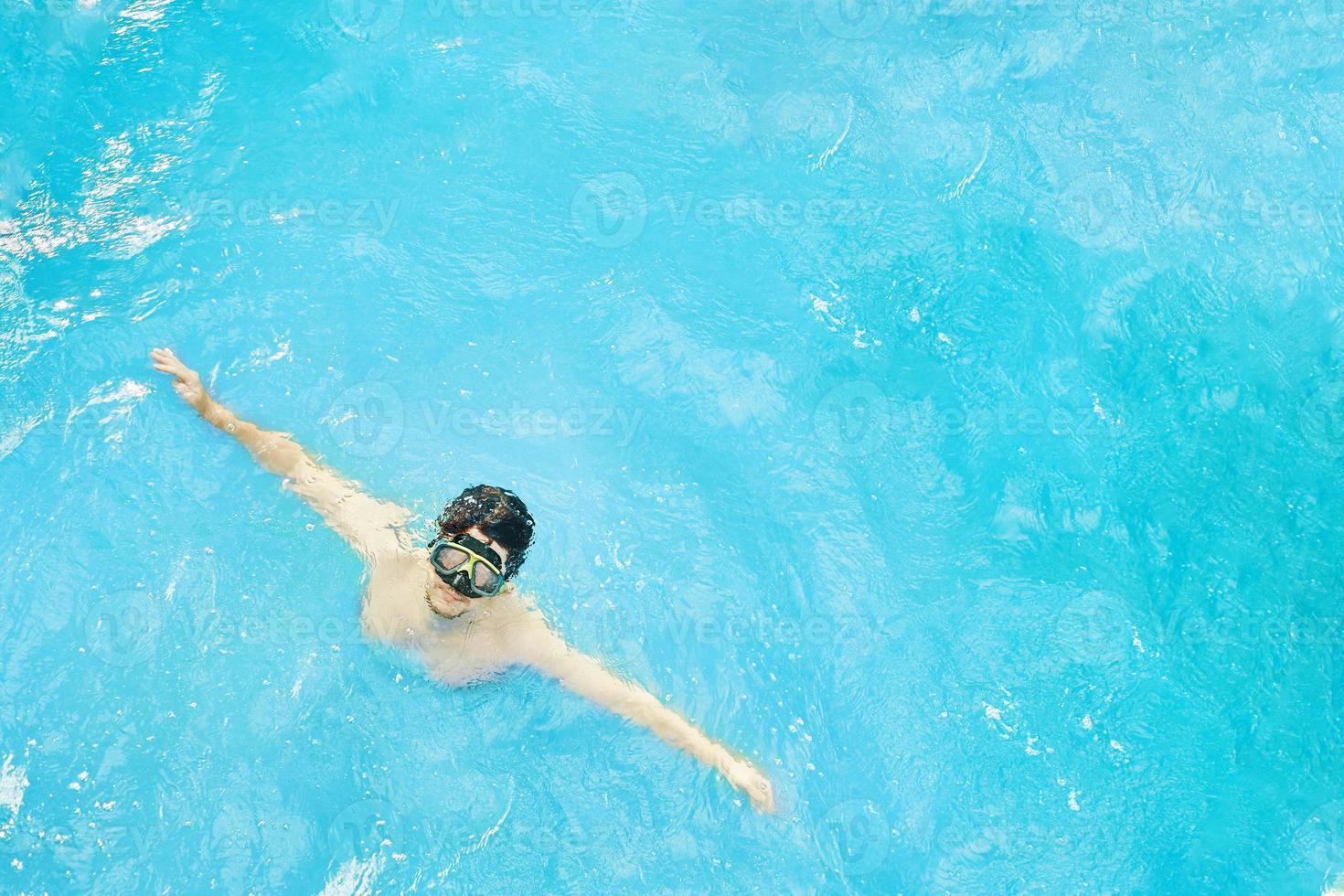 uomo in maschera subacquea nuota nell'oceano foto