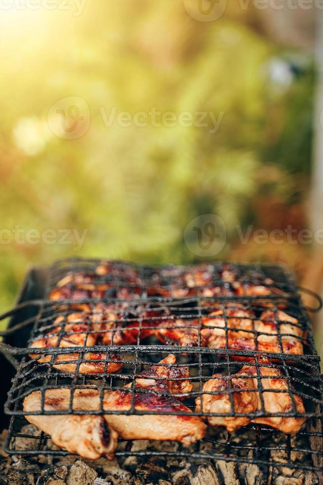 barbecue con ali di pollo infuocate alla griglia foto