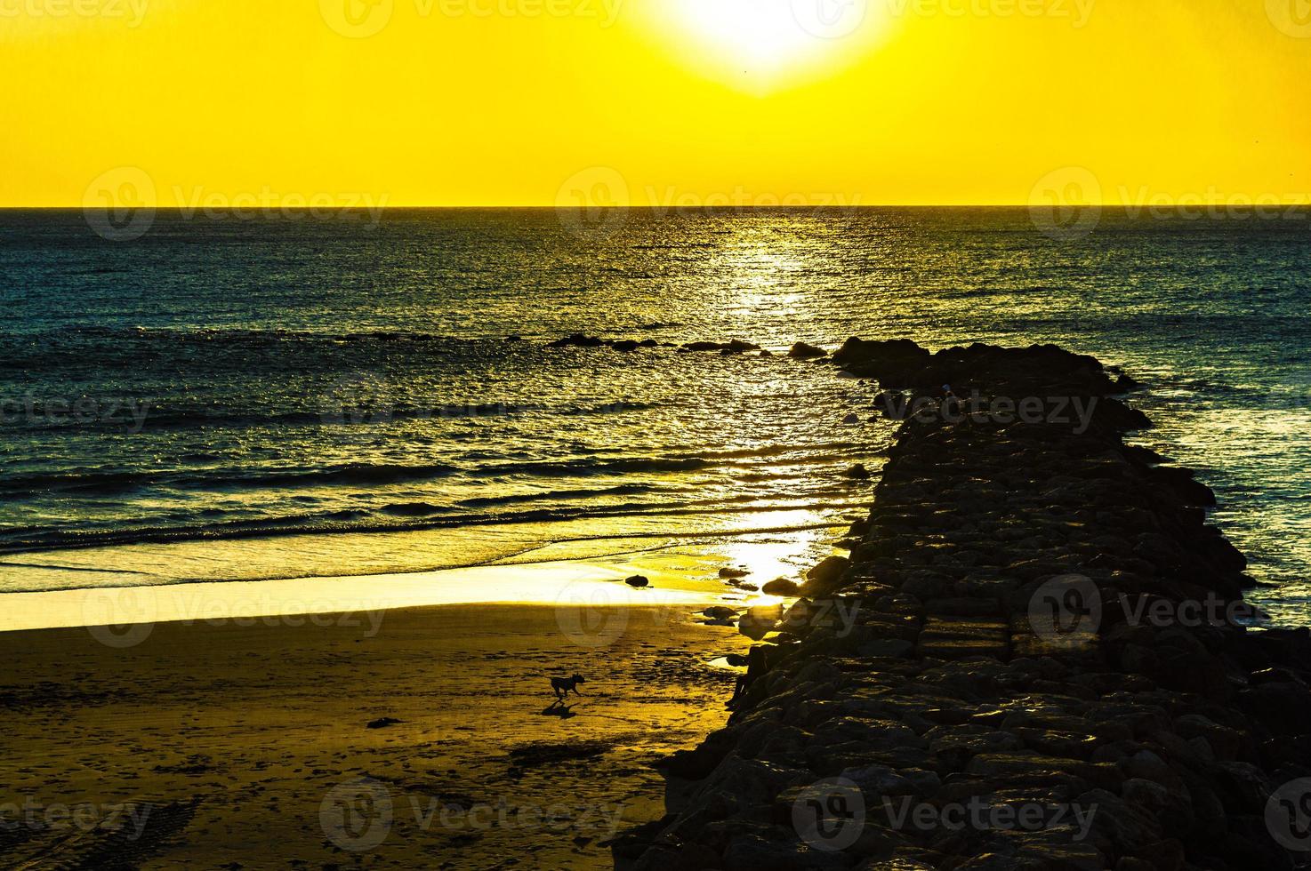 tramonto giallo in un oceano blu foto