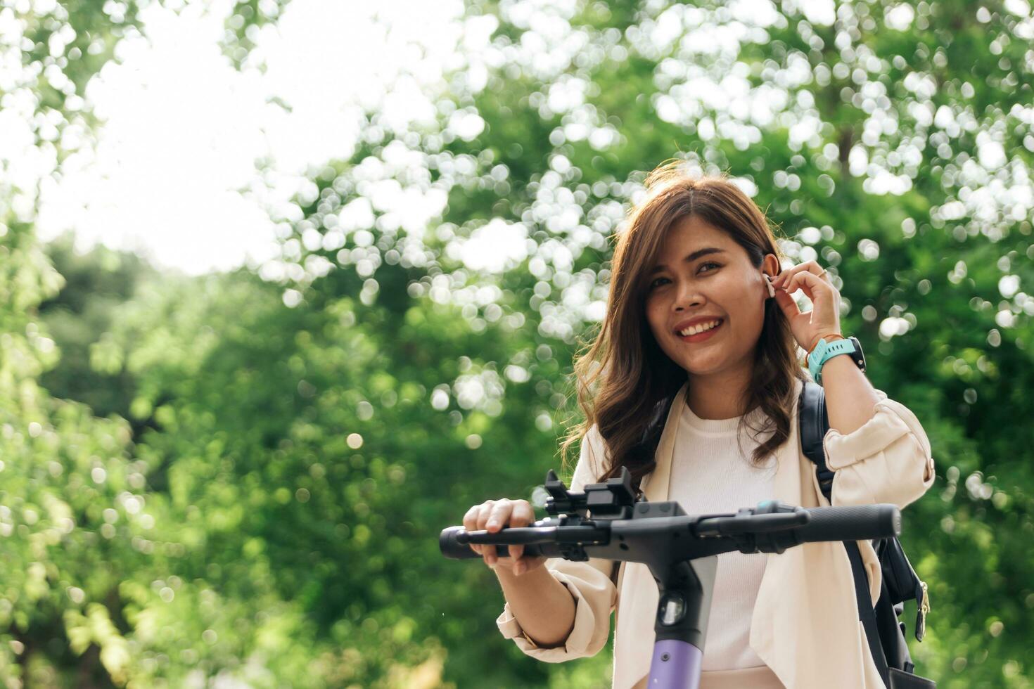 contento giovane asiatico donna equitazione un' bicicletta nel il parco. salutare stile di vita concetto. foto