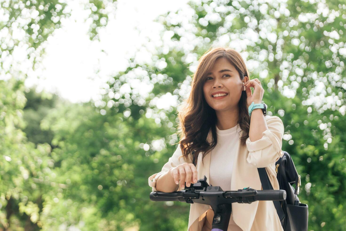 giovane asiatico donna equitazione un' scooter nel il parco. salutare stile di vita concetto. foto