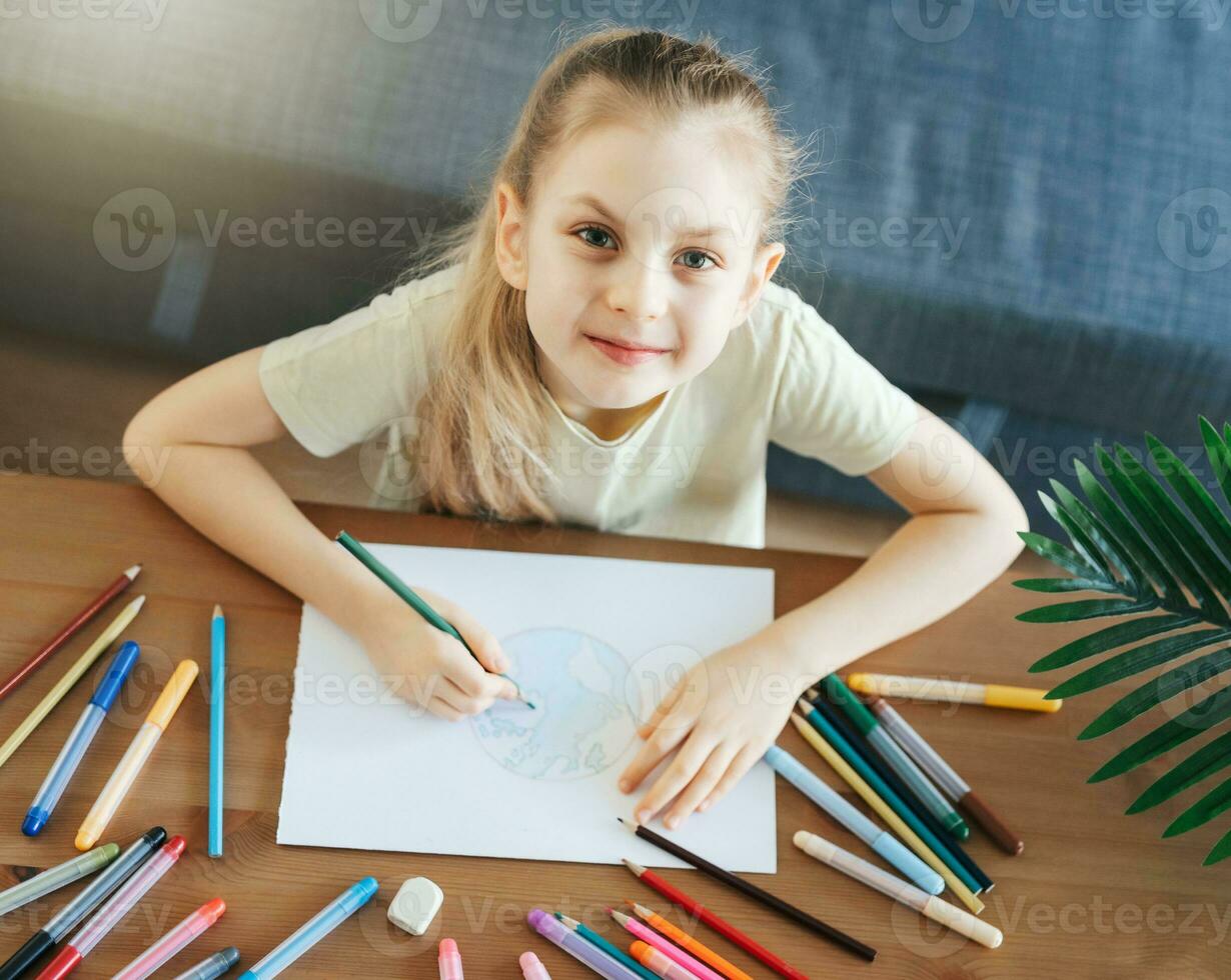 bambino ragazza disegno con colorato matite foto