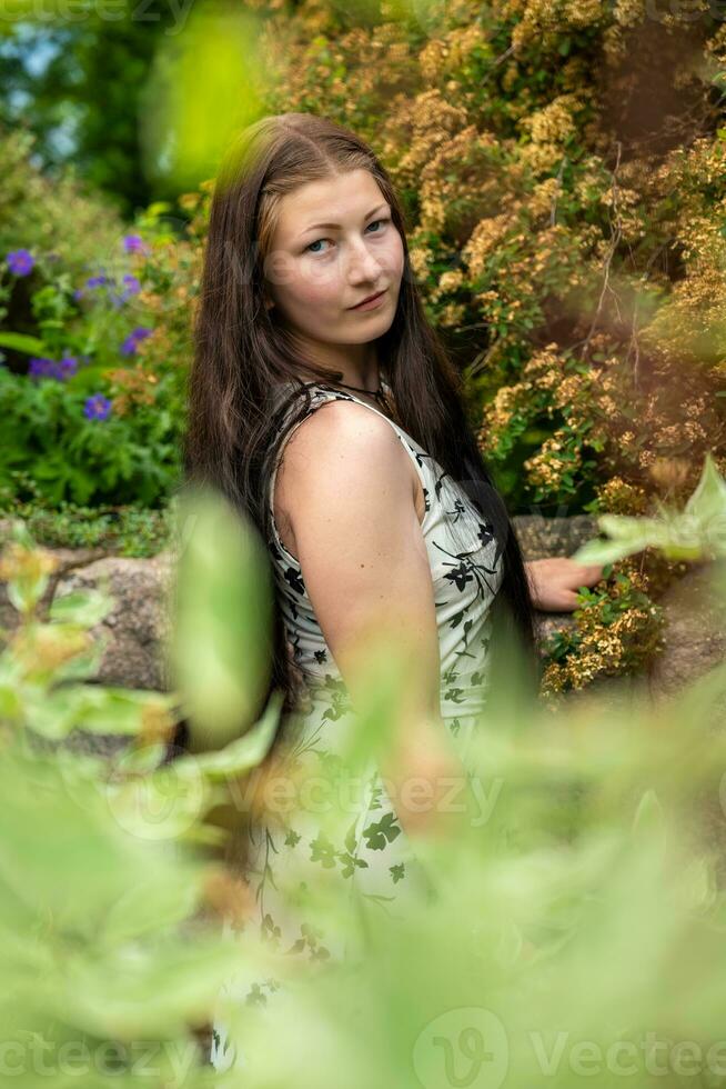 un' giovane donna nel bianca vestito nel natura foto