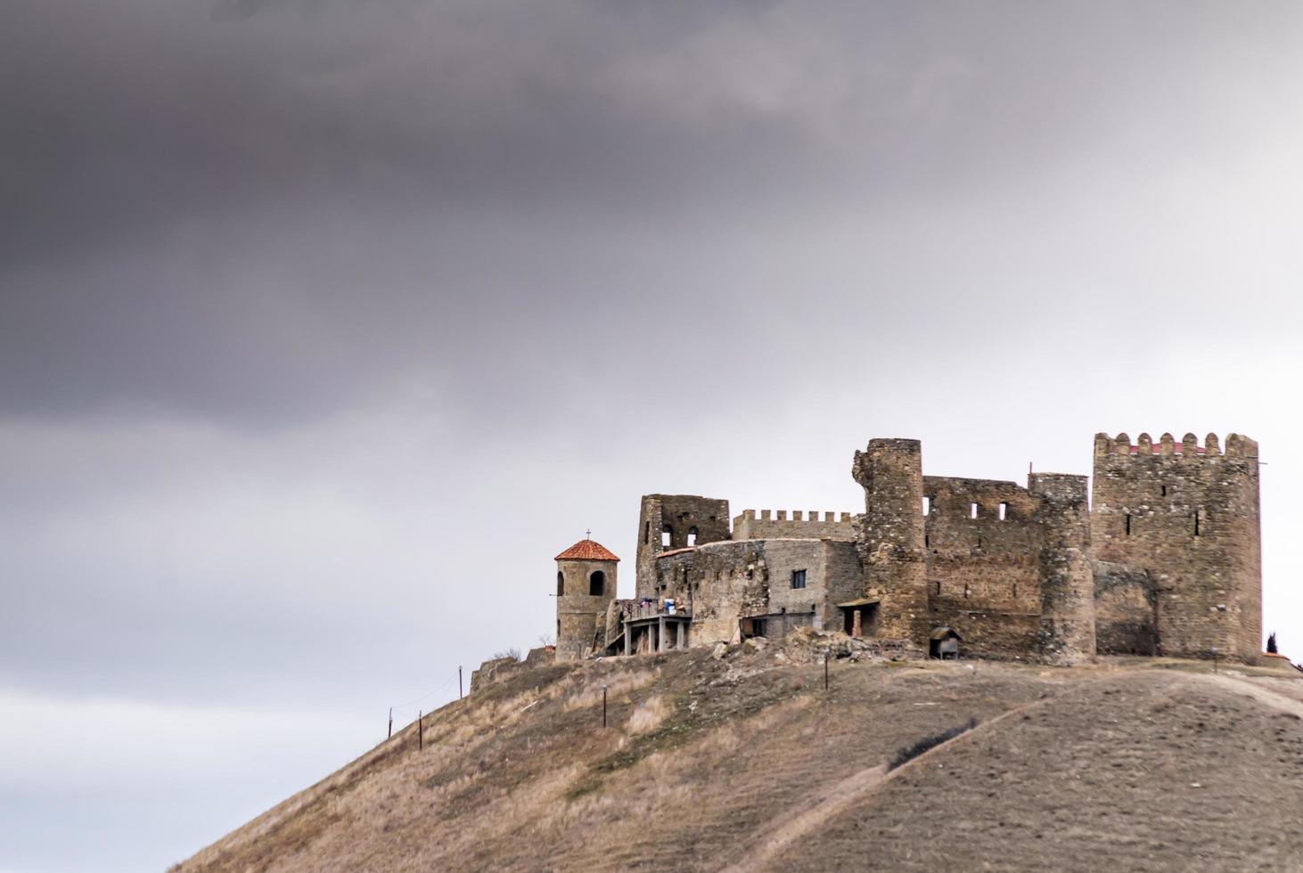 agara, georgia 2020- castello abbandonato trasformato in casa vivente foto