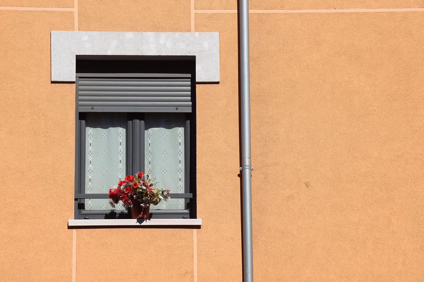 finestra sulla facciata arancione della casa foto