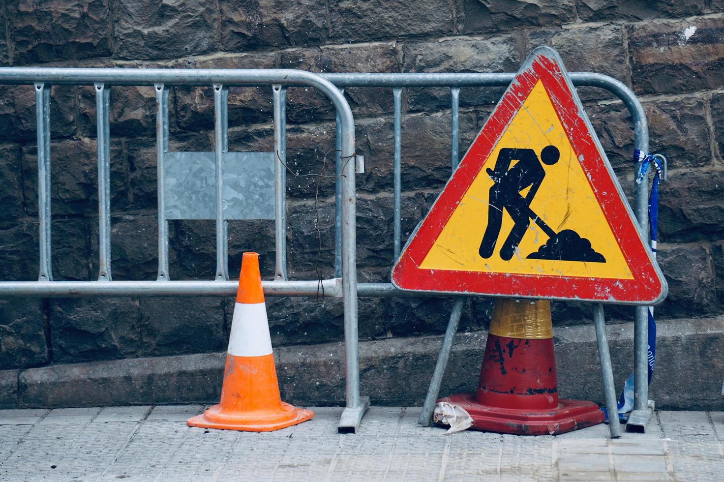 Segnale stradale della zona di lavoro sulla strada foto