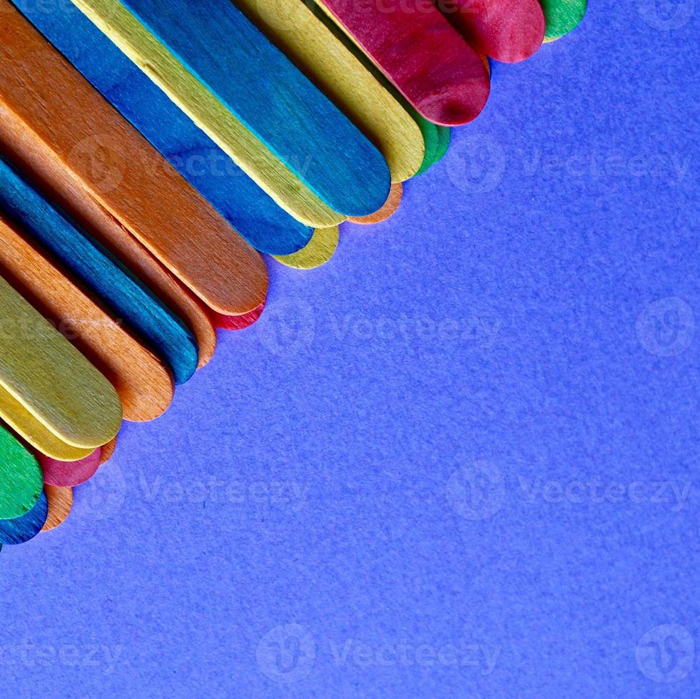 bacchette di legno multicolori con texture di sfondo foto