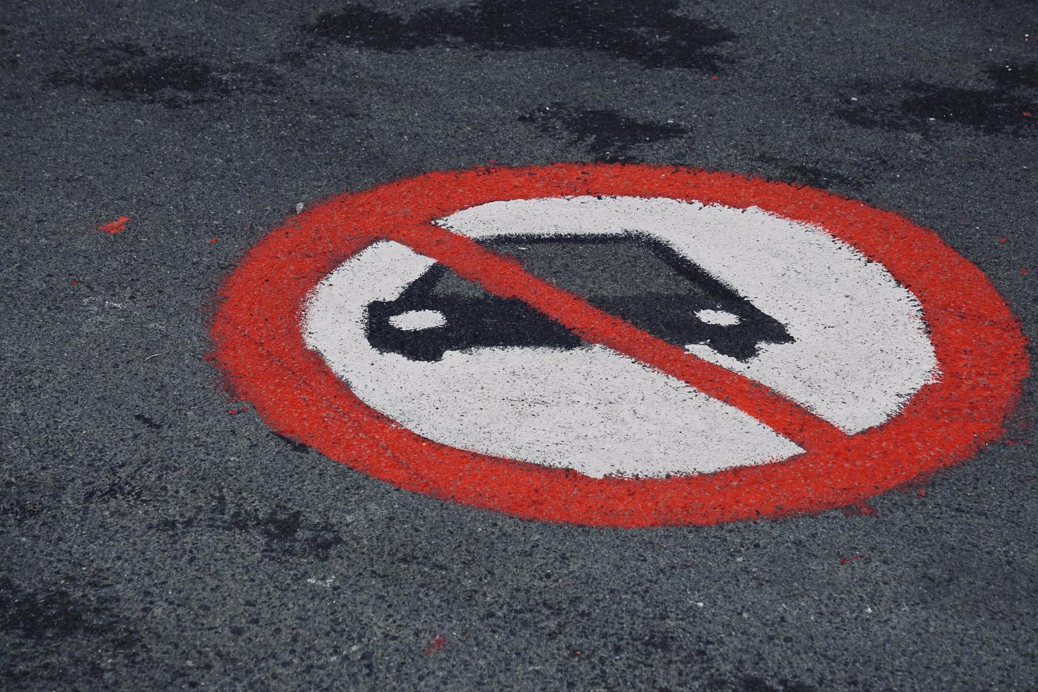 nessun segnale di parcheggio sulla strada foto