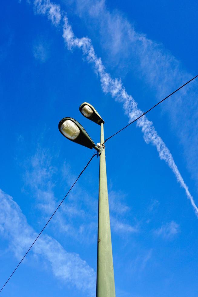 lampione e cielo blu foto