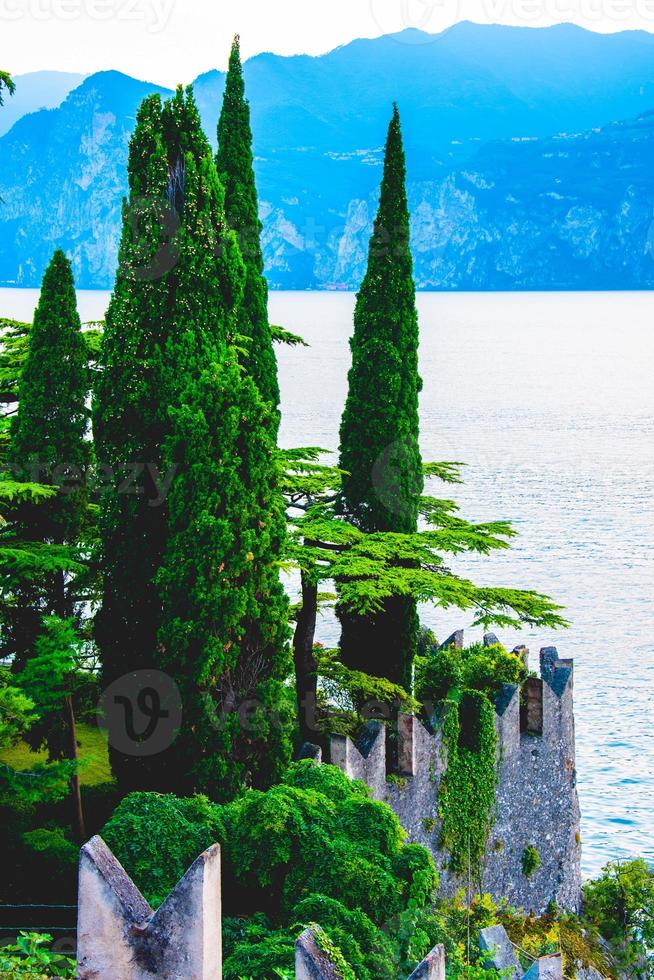 castello di cipressi e lago foto