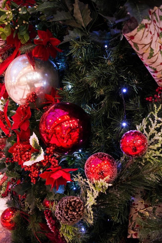 belle decorazioni sull'albero di Natale foto