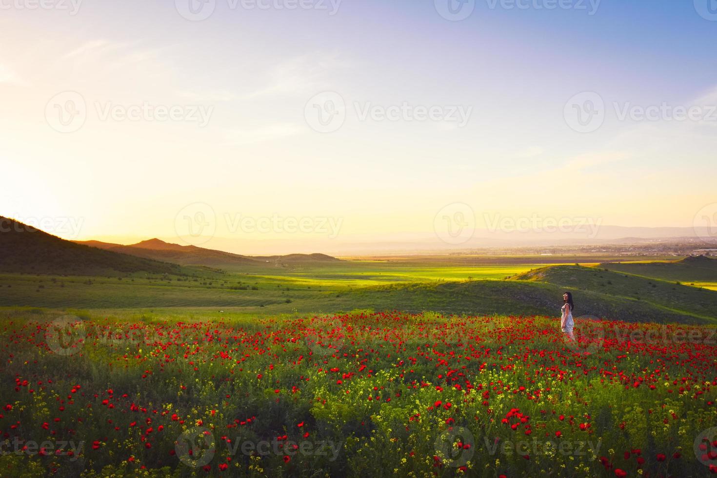 ragazza in natura gode della vita all'aria aperta foto