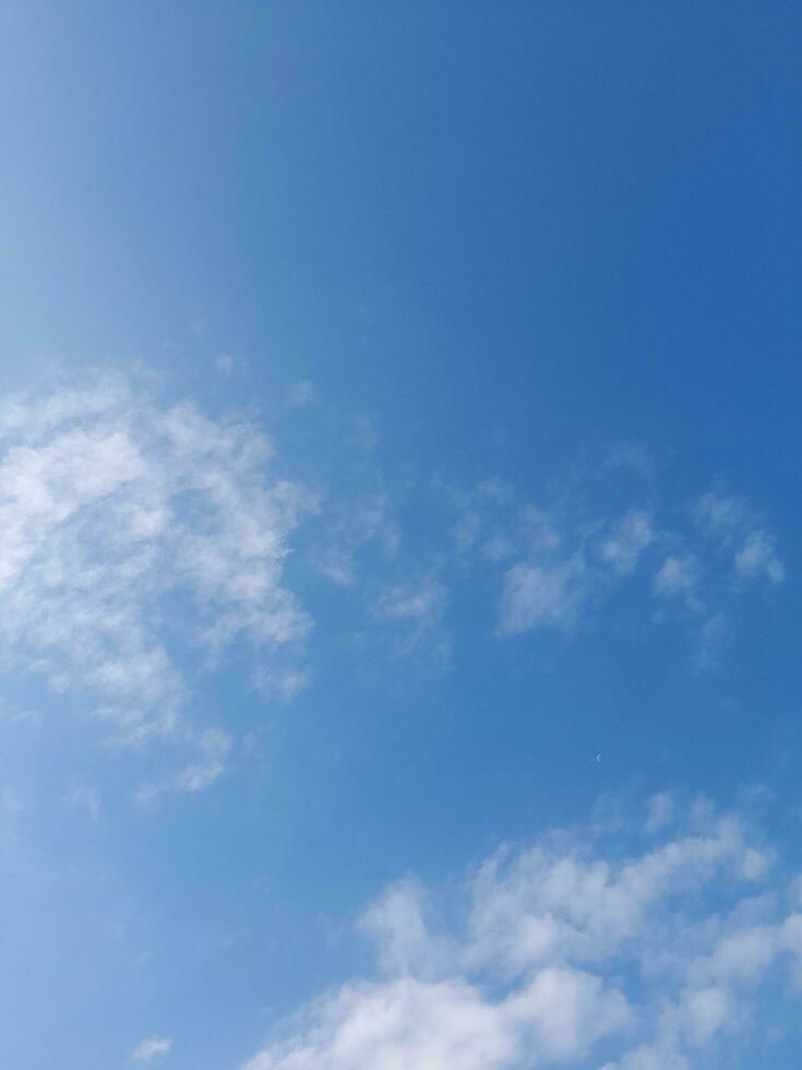 il bianca nuvole su il blu cielo siamo Perfetto per il sfondo. skyscape su Lombok isola, Indonesia foto