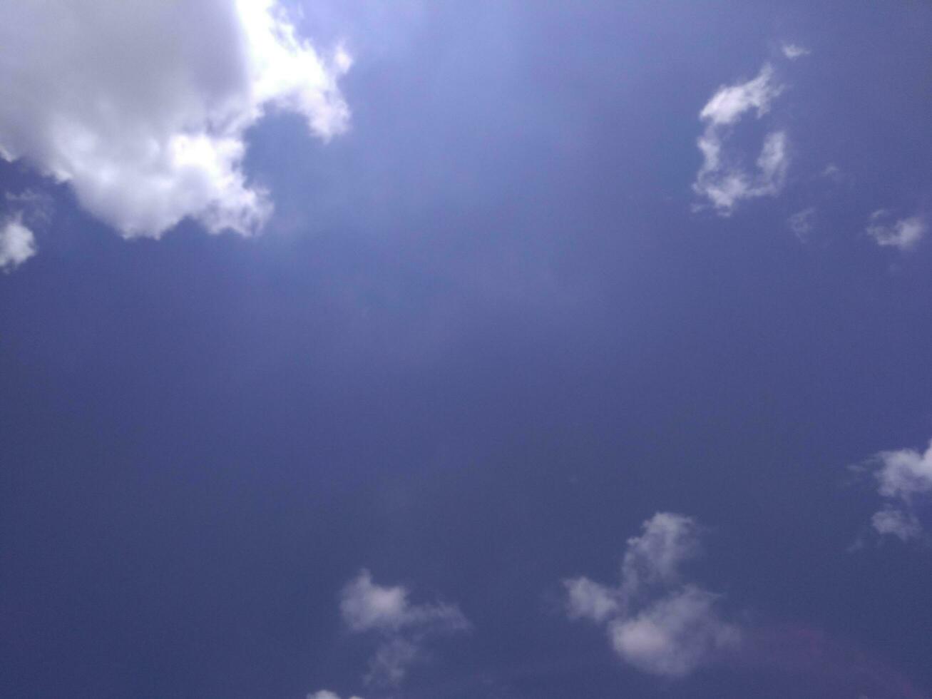 il bianca nuvole su il blu cielo siamo Perfetto per il sfondo. skyscape su Lombok isola, Indonesia foto