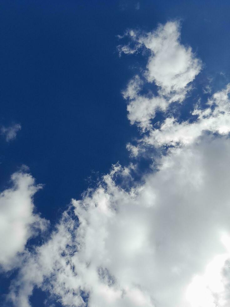 bianca nuvole nel il blu cielo. bellissimo luminosa blu sfondo. leggero nuvoloso, bene tempo atmosferico. Riccio nuvole su un' soleggiato giorno. foto