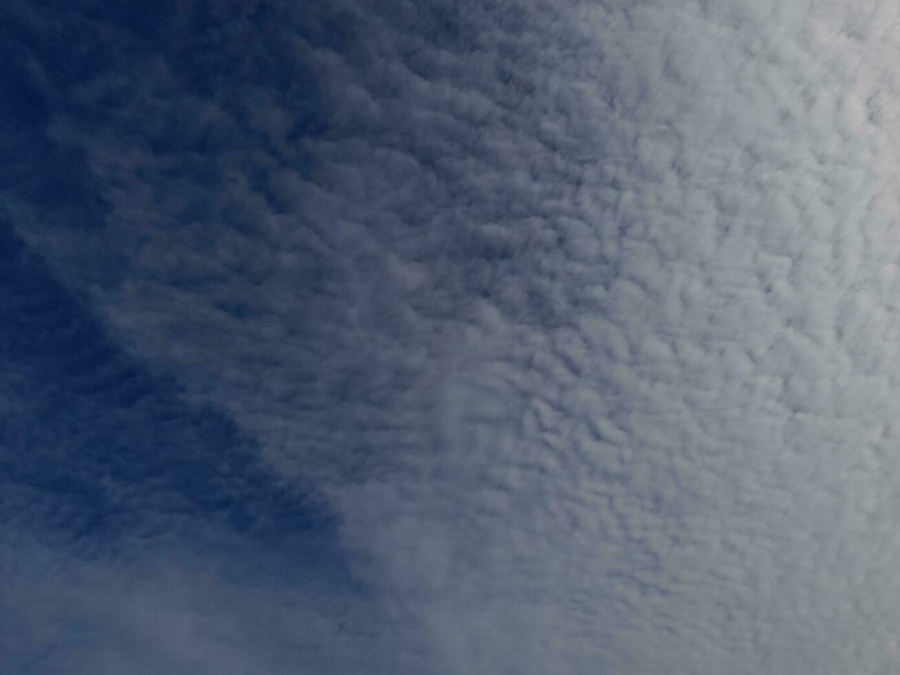 bianca nuvole nel il blu cielo. bellissimo luminosa blu sfondo. leggero nuvoloso, bene tempo atmosferico. Riccio nuvole su un' soleggiato giorno. foto