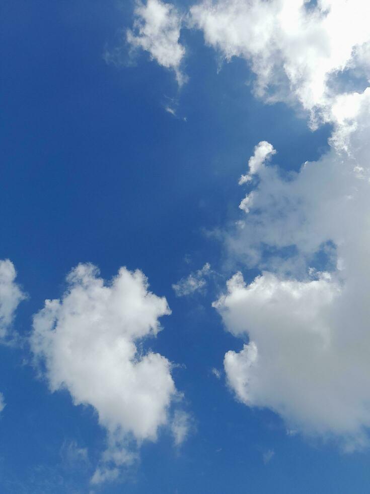 bianca nuvole nel il blu cielo. bellissimo luminosa blu sfondo. leggero nuvoloso, bene tempo atmosferico. Riccio nuvole su un' soleggiato giorno. foto