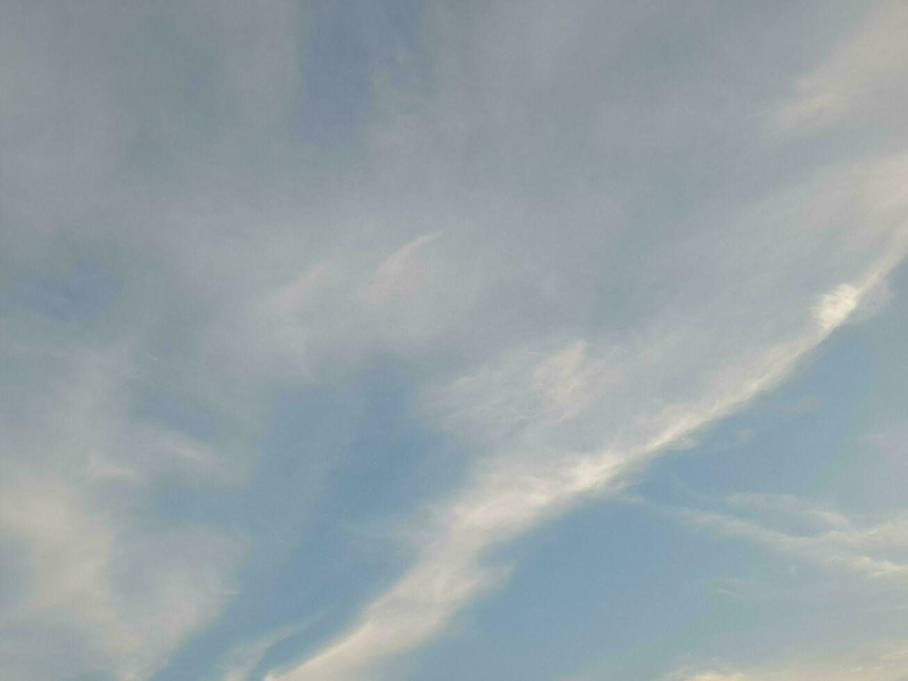 il bianca nuvole su il blu cielo siamo Perfetto per il sfondo. skyscape su Lombok isola, Indonesia foto