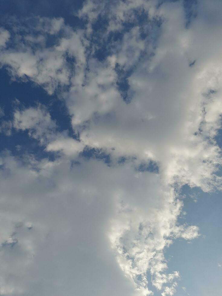 bianca nuvole nel il blu cielo. bellissimo luminosa blu sfondo. leggero nuvoloso, bene tempo atmosferico. Riccio nuvole su un' soleggiato giorno. foto