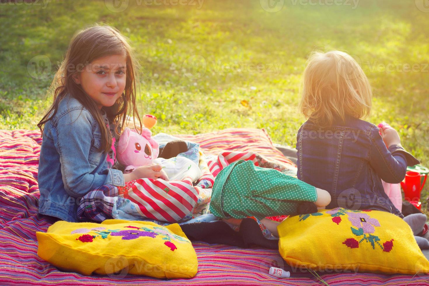 due bambine che hanno picnic nel cortile di casa foto