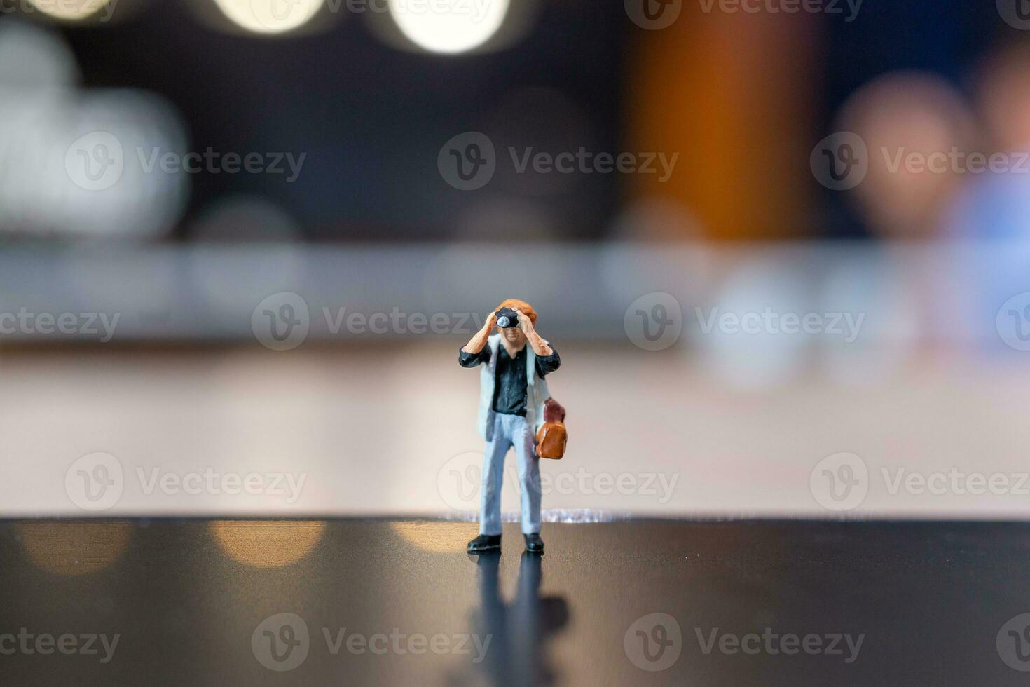 miniatura persone fotografia Tenere un' telecamera e copia spazio per testo foto