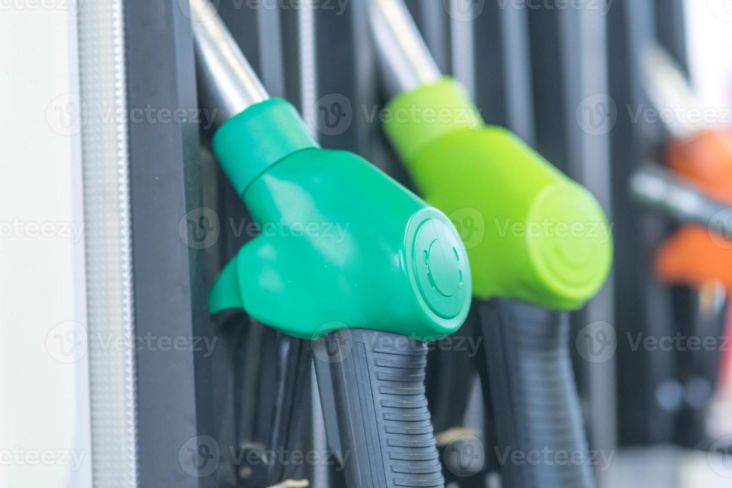 ugelli della pompa del carburante per diversi tipi di carburante in una stazione di servizio foto