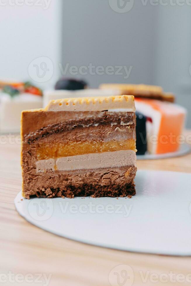 un' pezzo di cioccolato torta nel il tagliare. preparazione di mousse torta a un' culinario maestro classe. cucinando a casa, fatti in casa cibo foto