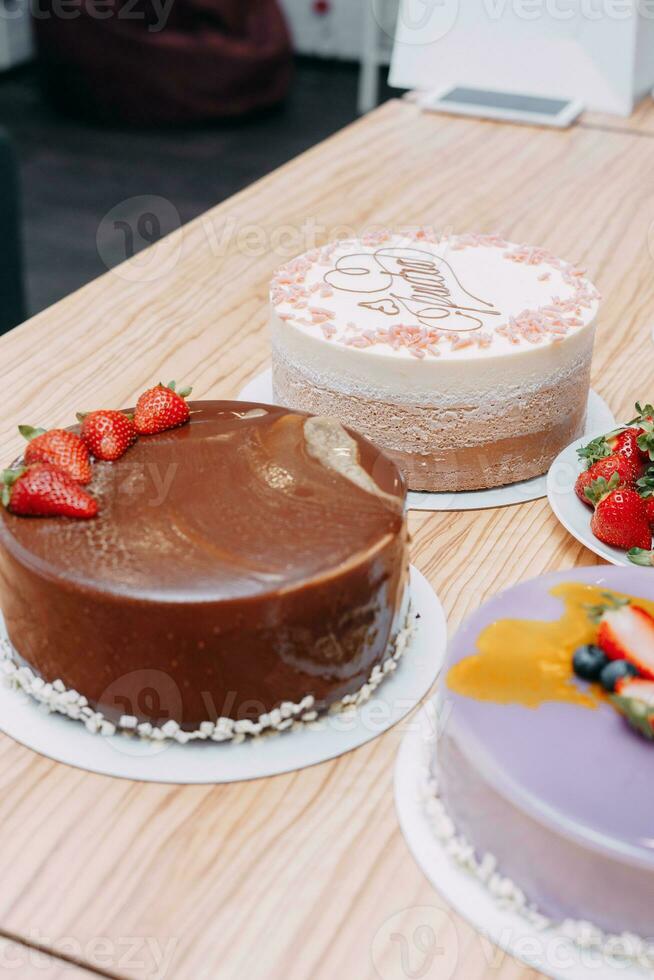 cucinando mousse torta a un' cucinando classe. cucinando a casa, fatti in casa cibo. pasticciere foto