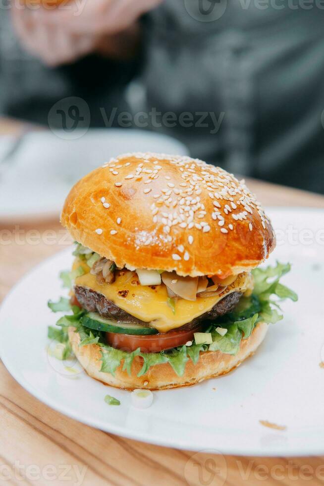 hamburger con Manzo e verdure. vicino su. delizioso hamburger nel un' cucinando classe. hamburger con mirtillo salsa e hamburger con cipolla salsa. foto