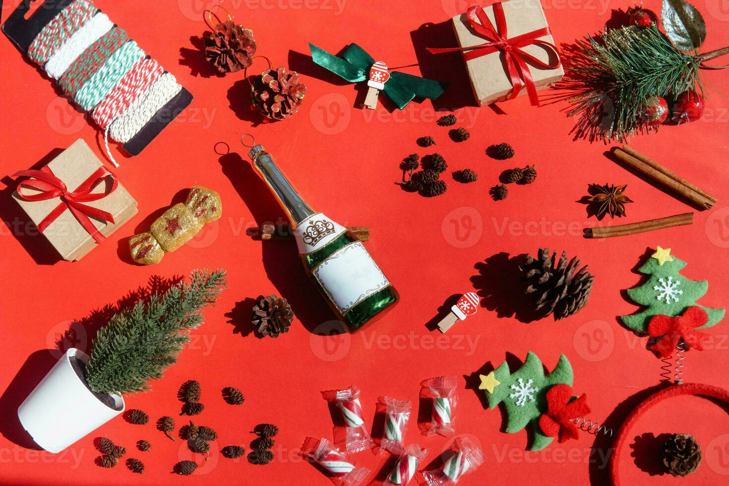 Natale sfondo con natale i regali e caramella canne su rosso. piatto posizione. foto