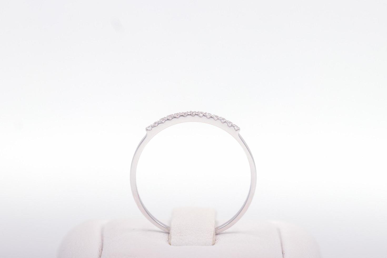 anello di diamanti in oro bianco foto