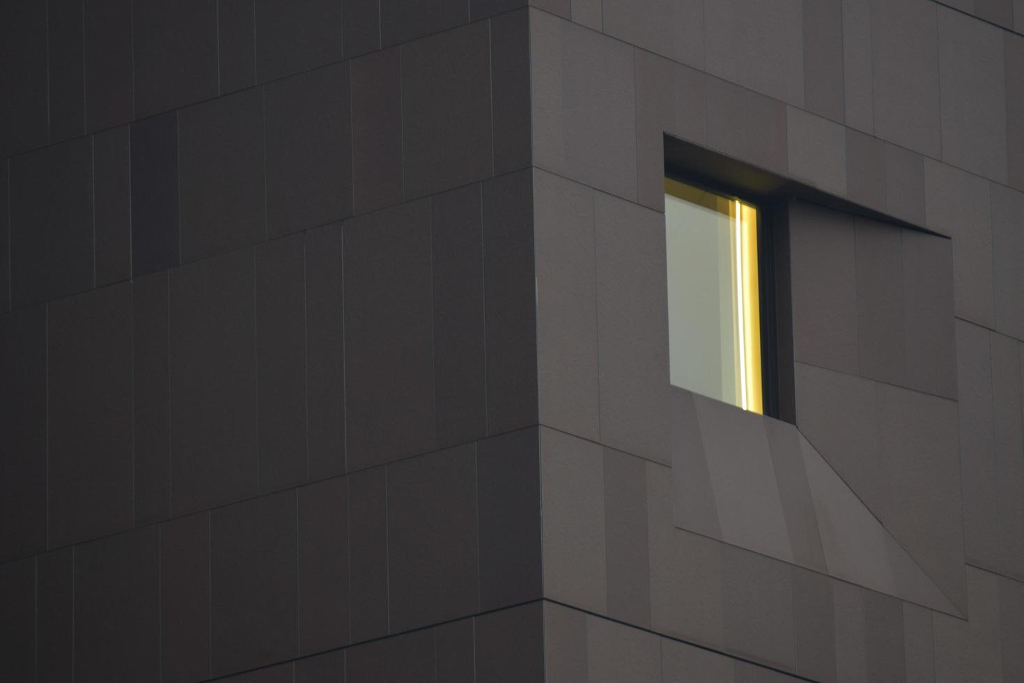 foto del primo piano di un edificio grigio