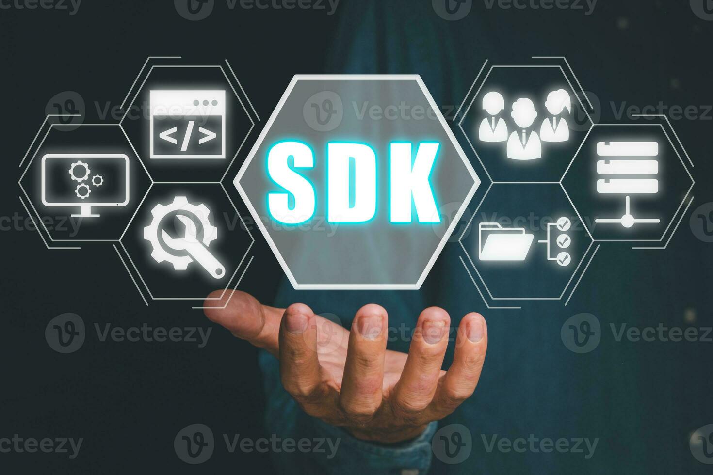 sdk - Software sviluppo kit programmazione linguaggio tecnologia concetto, persona mano Tenere sdk icona su virtuale schermo. foto