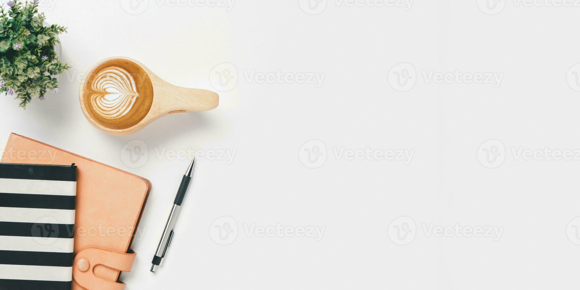 bianca ufficio scrivania con penna, taccuino e tazza di caffè, superiore Visualizza con copia spazio, finto su. foto