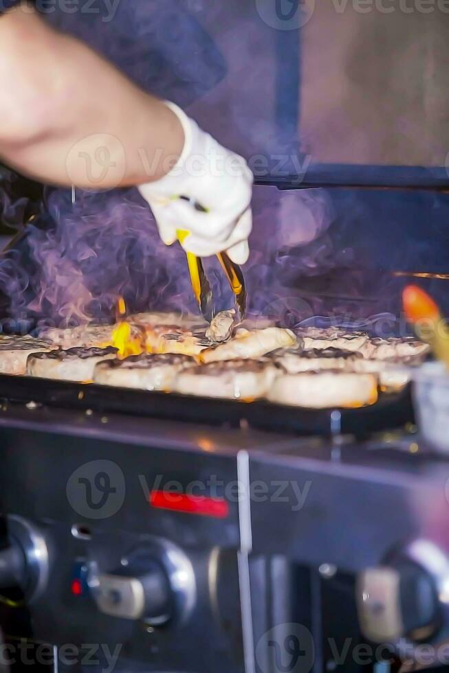 il capocuoco è cucinando Manzo per mangiare per cena foto